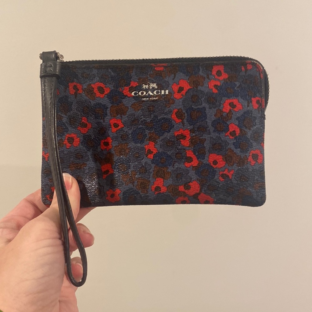 DOORSTOPPER SALE! Coach Poppy Navy Floral Wristlet EUC